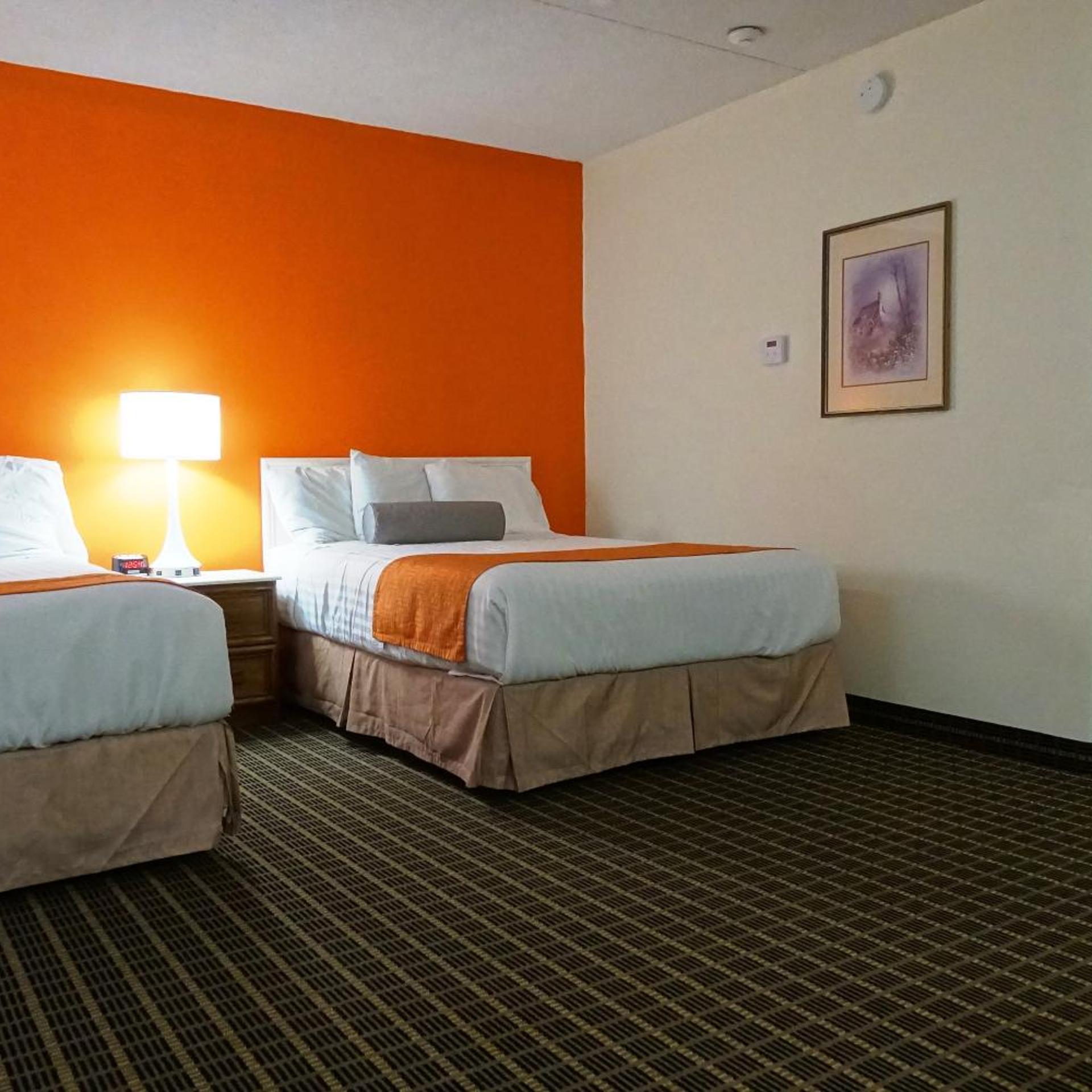 Howard Johnson by Wyndham Tillsonburg 7/28