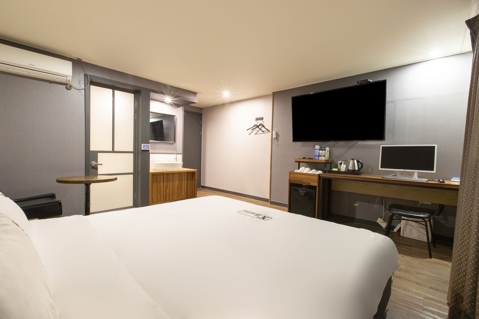DELUXE, DOUBLE BED