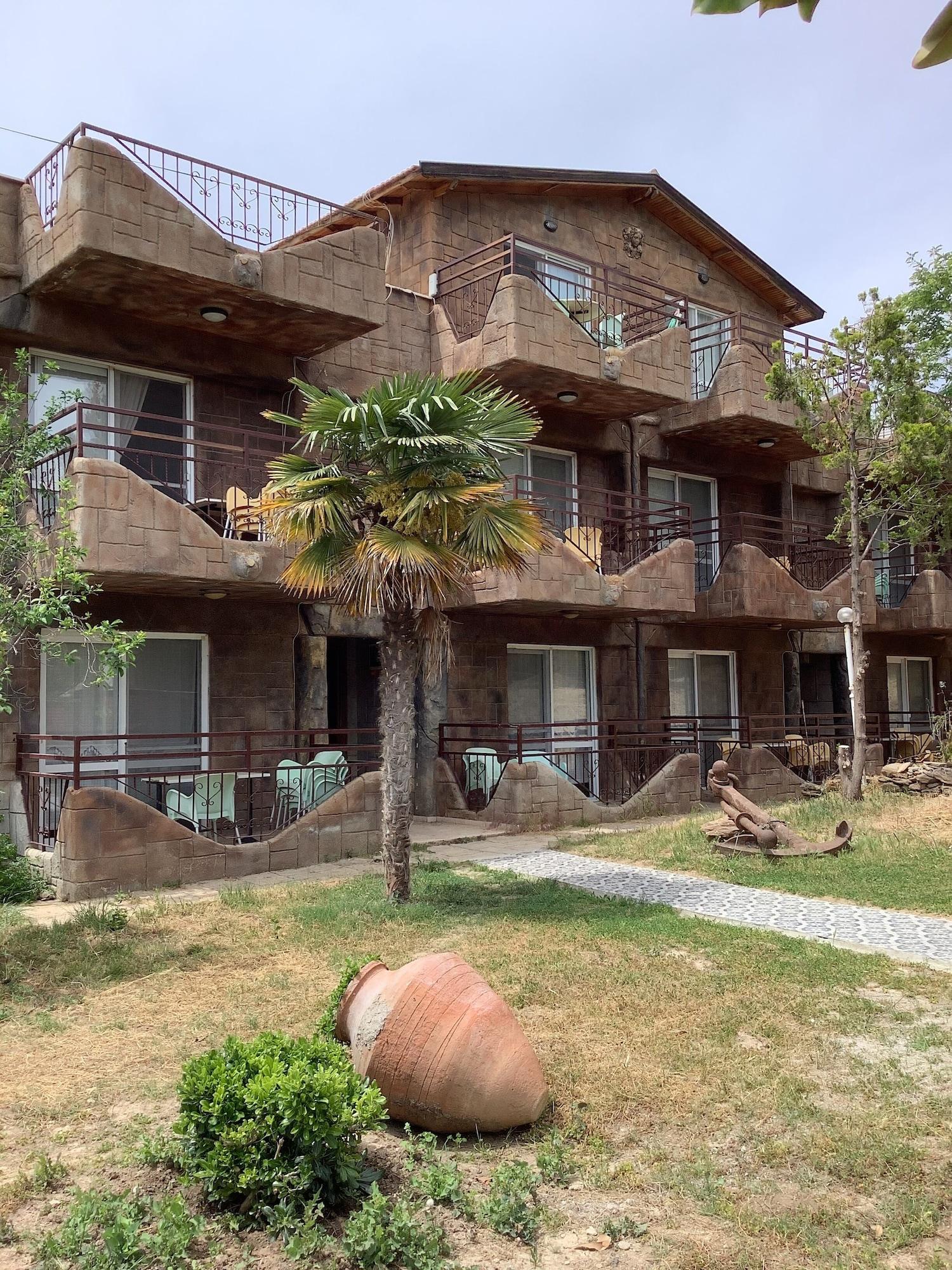Babylon Gardens Apart Suite 1/8