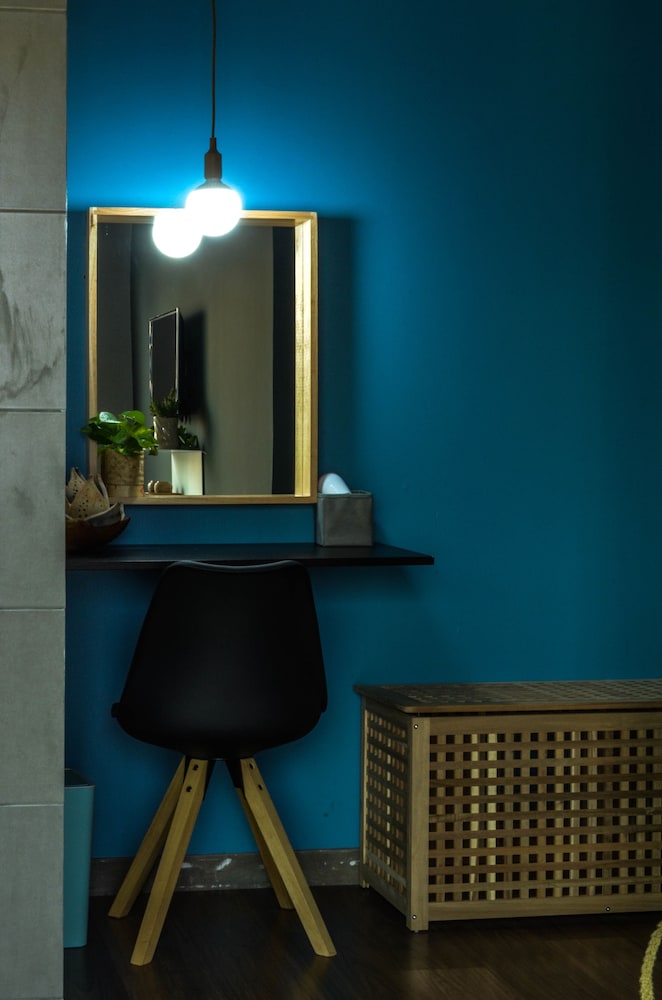 Whereder Poshtel 27/50