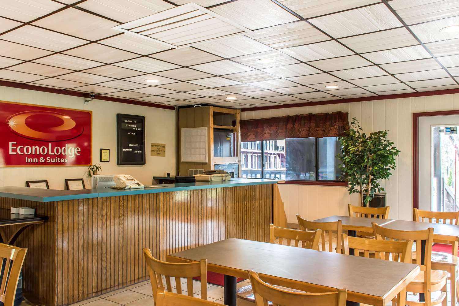 Econo Lodge Inn & Suites Lake Harmony - Pocono Mountains Area 23/29
