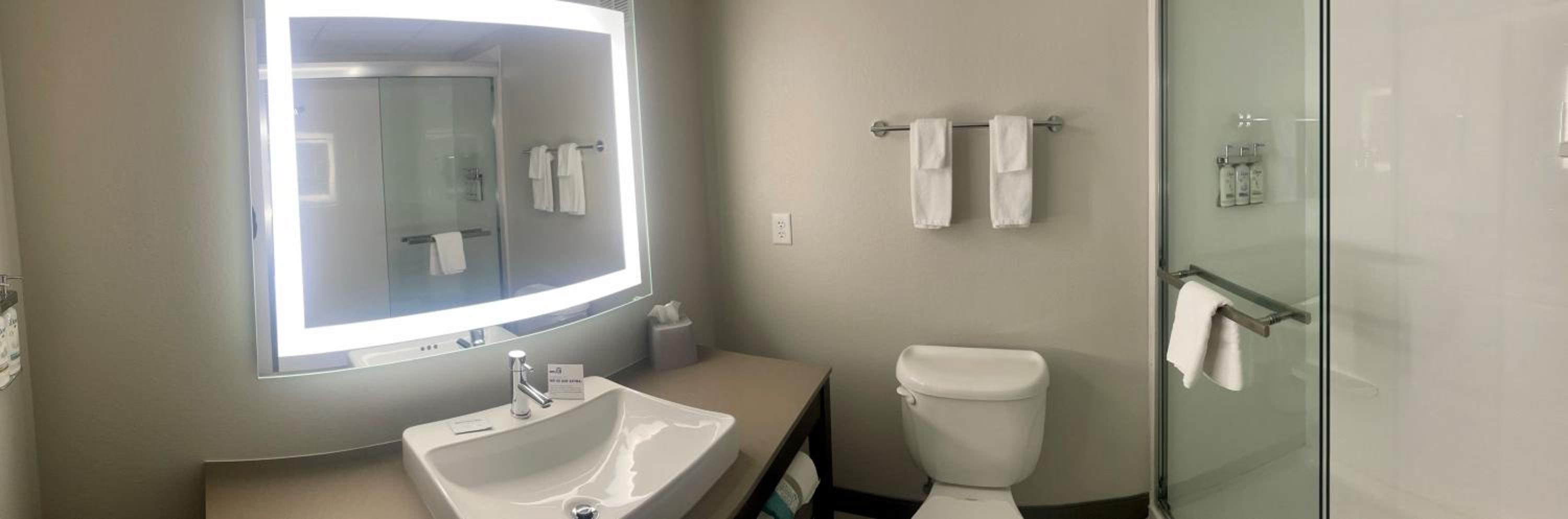 جناح بسرير كينج بغرفة نوم واحدة مع أريكة، Holiday Inn Express & Suites Marquette, an IHG Hotel 2/4