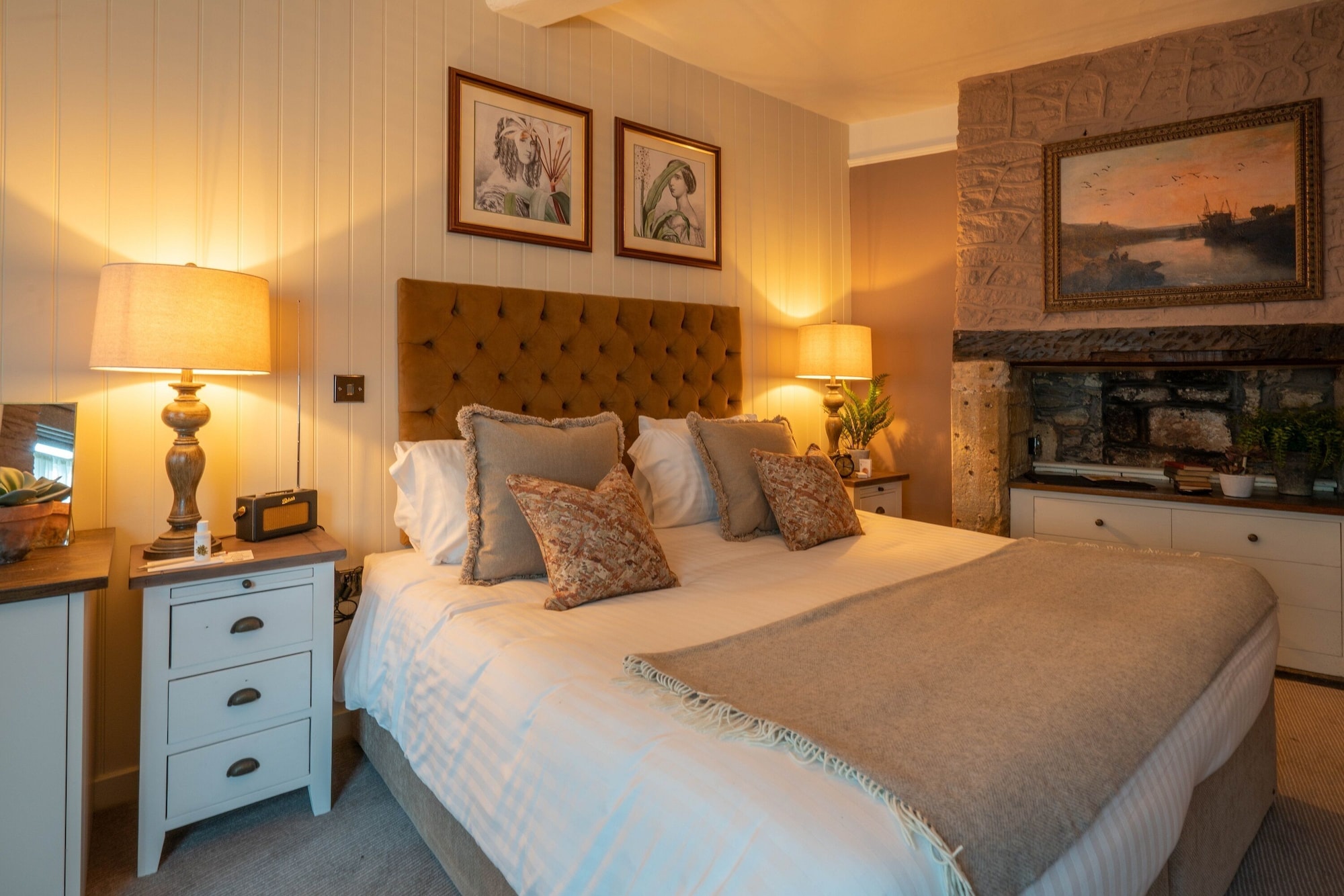 ROOM, DOUBLE BED