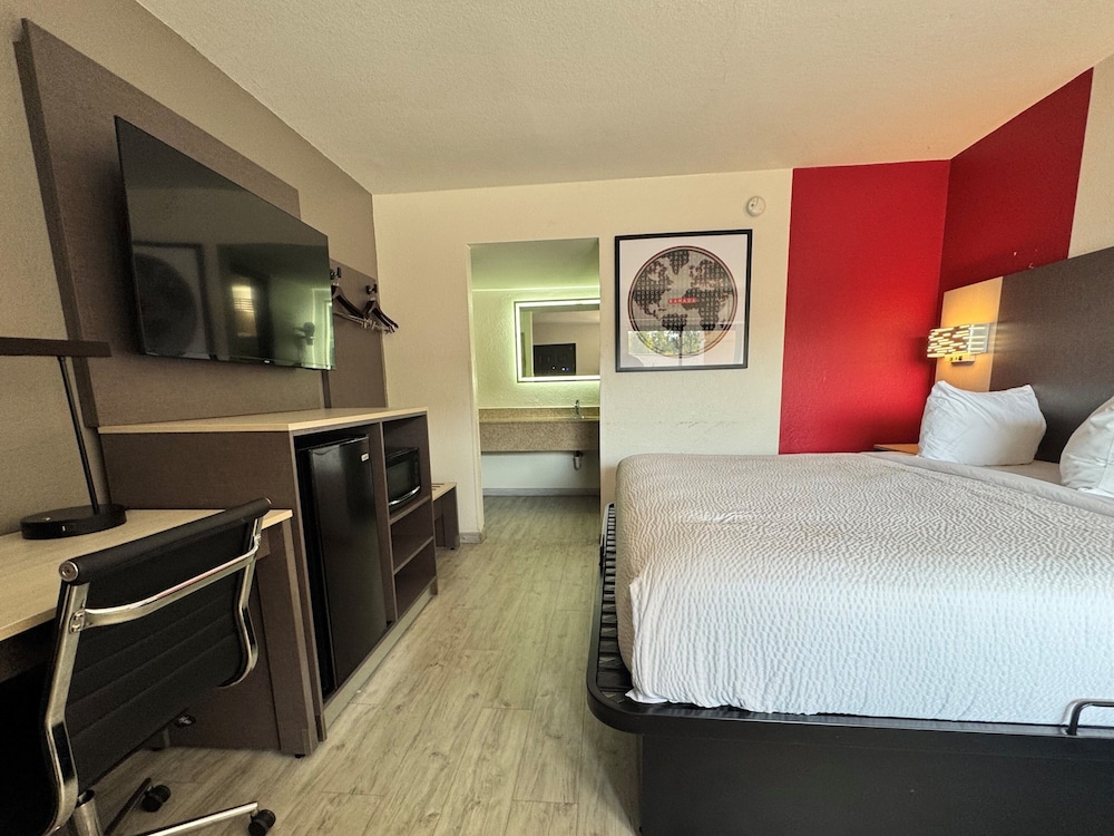 Room, King Bed, Exterior Entrance