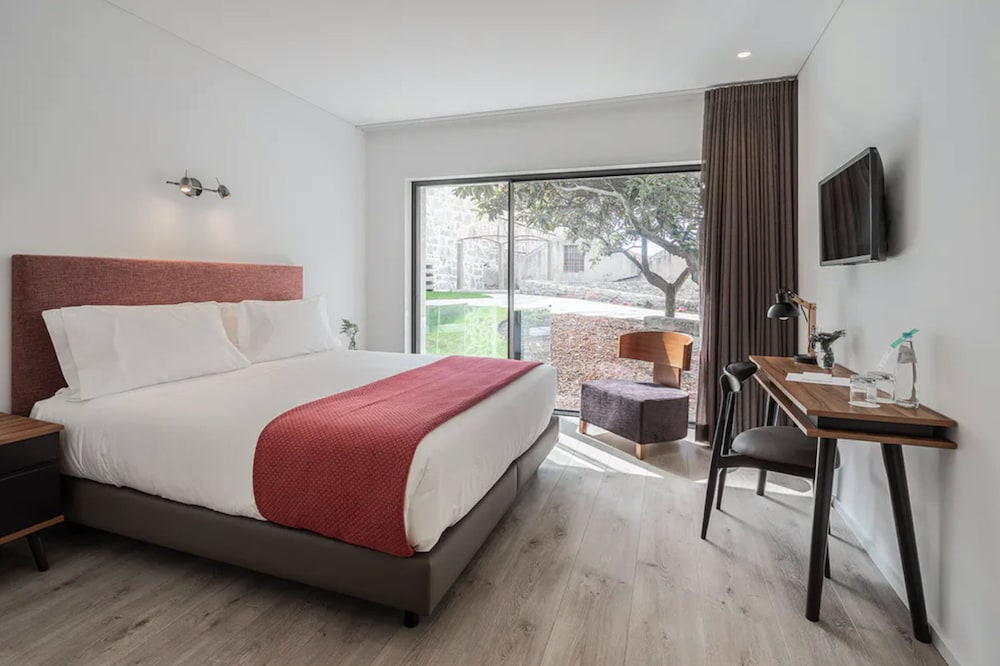 DOUBLE OR TWIN BED