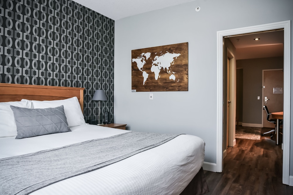 Suite, Queen Bed, Sofa