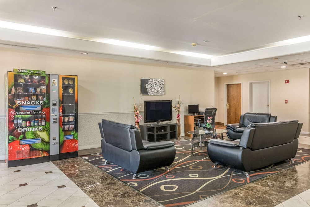 Econo Lodge Inn & Suites Marietta near Dobbins ARB 33/45