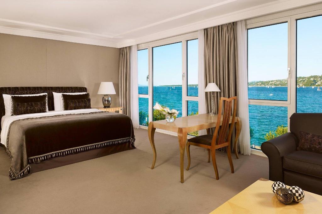 1 Bedroom, Crown, Suite, King Bed, Lake View, Large