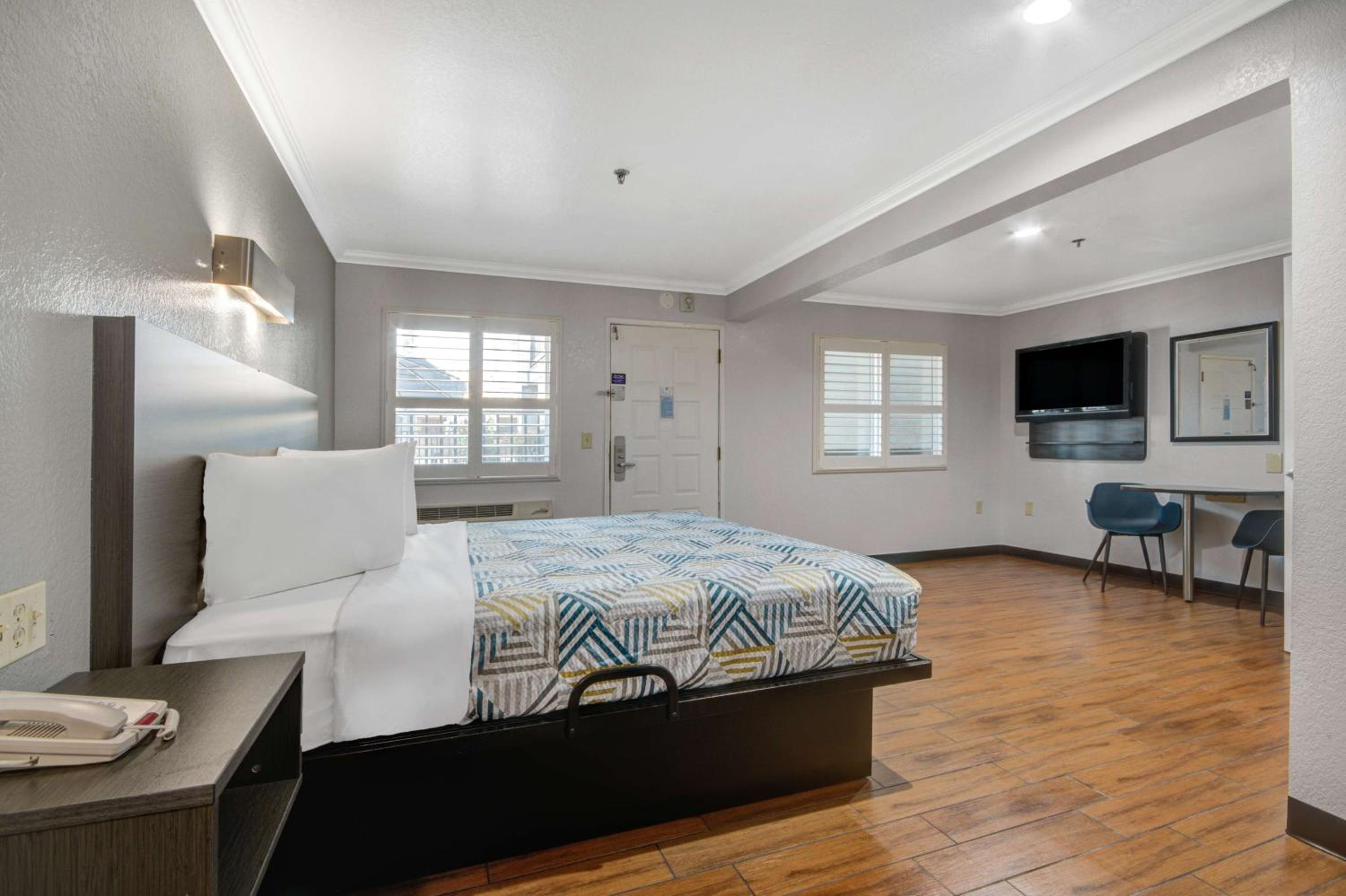 2 Queen Beds - Suite, Non-Smoking, Micfridge، Motel6 Ontario, CA - Convention Center Airport 3/5