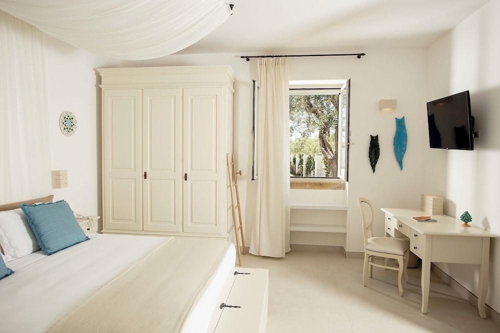 DELUXE, DOUBLE OR TWIN BED