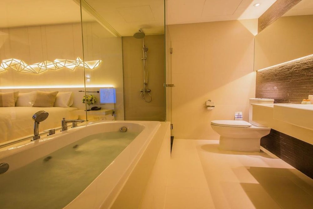 Crystal Hotel Hat Yai 52/54
