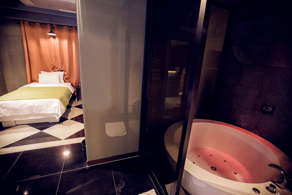 Hotel 109 38/73