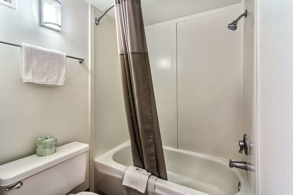Motel6 Salinas, CA - North Monterey Area 18/41