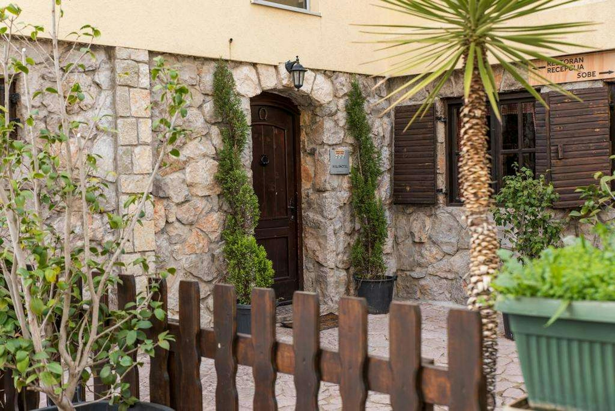Hotel Crnogorska Kuca 37/45
