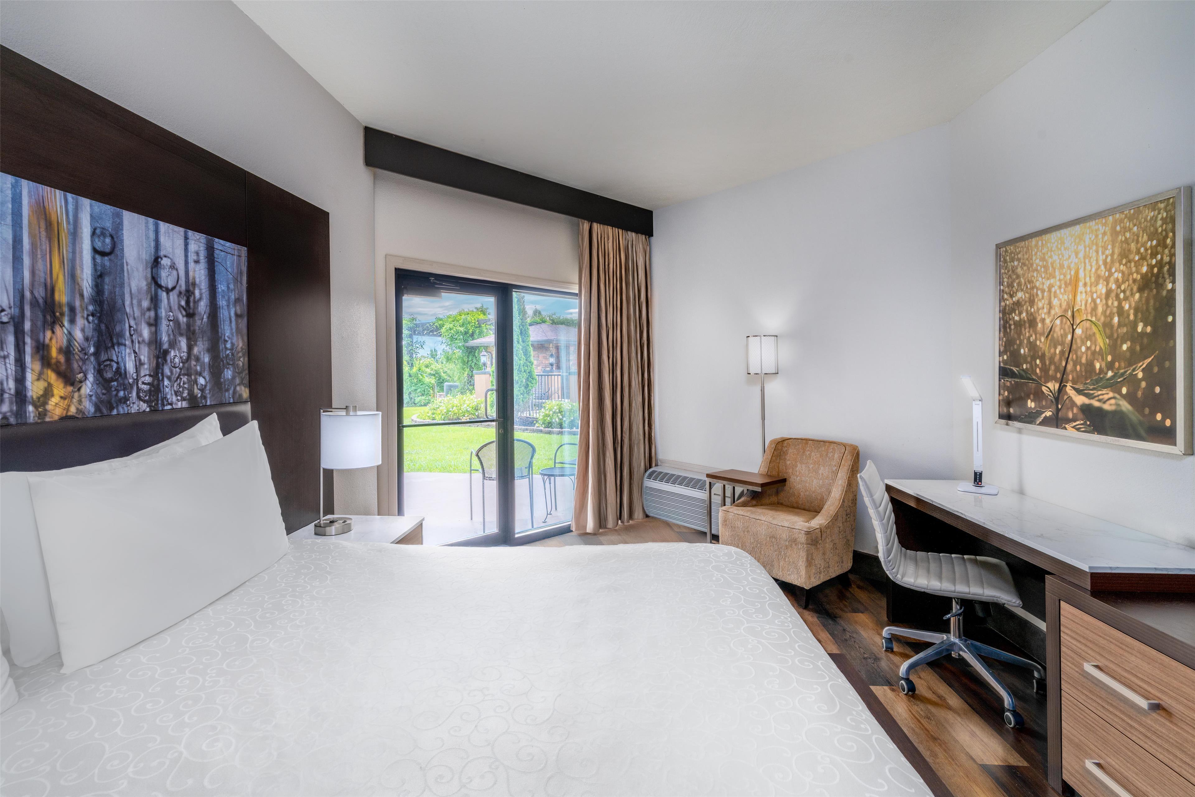غرفة بسرير كينج لذوي الإعاقة، Aiden by Best Western Warm Springs Hotel and Event Center 4/7