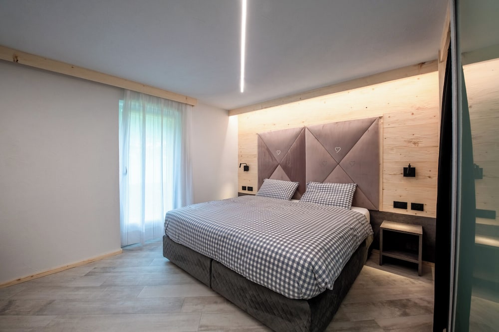 غرفة بسريرين منفصلين بإطلالة على الجبل، HOTEL CHALET PINETA 3/10