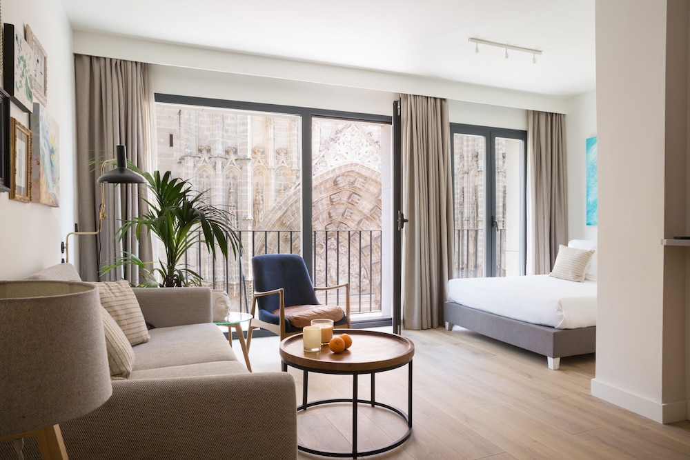 PUERTA CATEDRAL SUITES 37/50