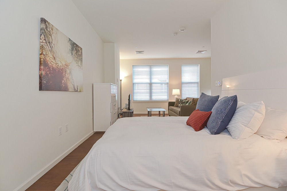 LUXURY, STUDIO, QUEEN BED, SOFA