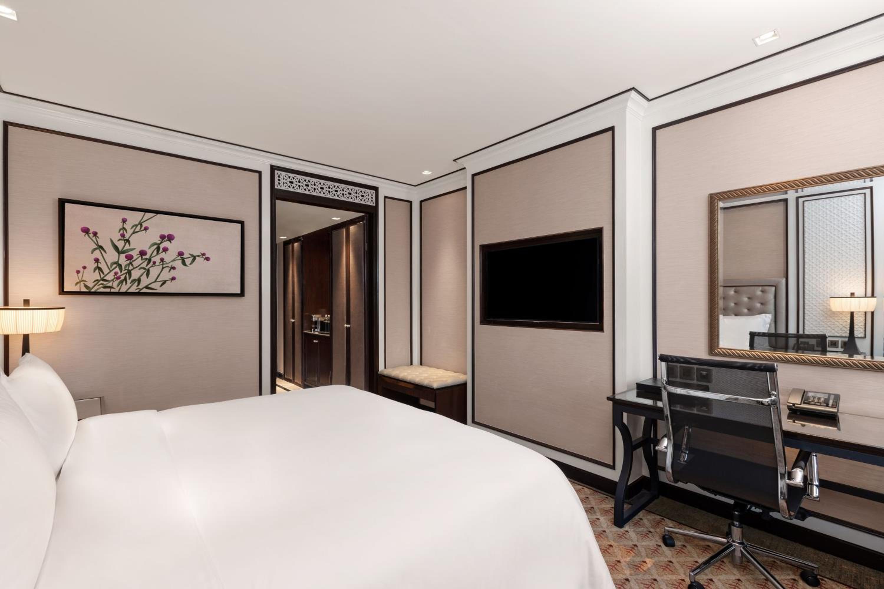 Athenee, Guest Room, King Bed, City View, THE ATHENEE HOTEL, A LUXURY COLLECTION HOTEL BANGKOK 2/5