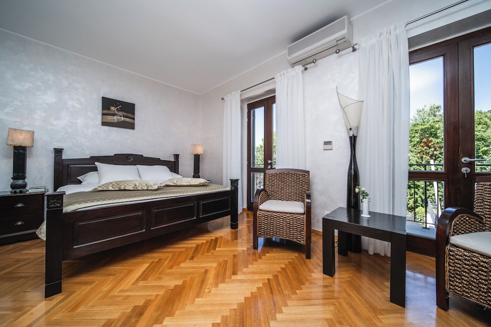 Villa Franica 8/50