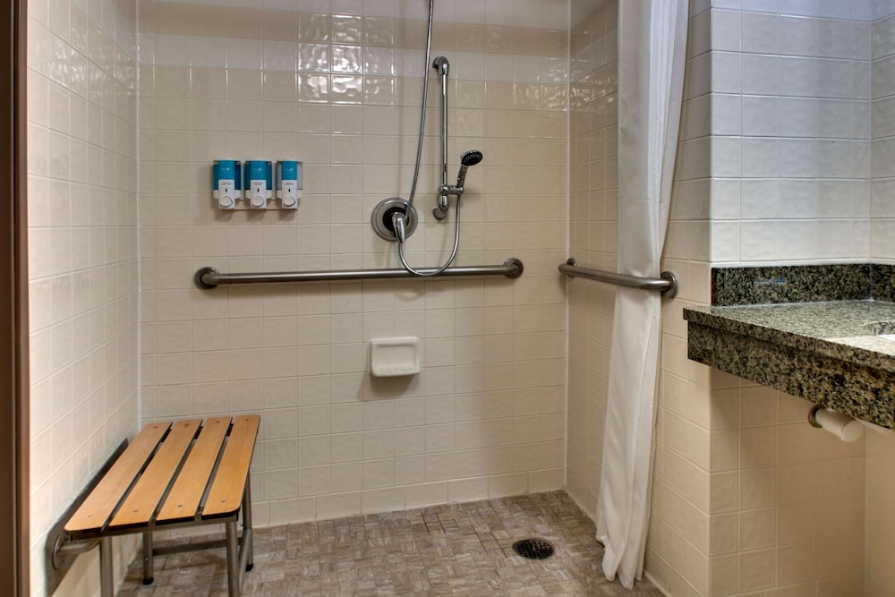 جناح بسرير كينج بغرفتين مع أريكة لذوي الإعاقة، Drury Inn and Suites San Antonio Northwest Medical Center 4/5