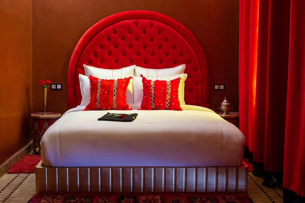 ROMANTIC, DOUBLE BED