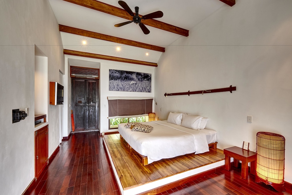 VILLA, BEACH FRONT