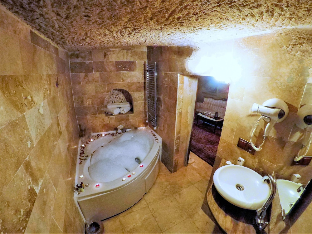 Larissa Cave Hotel 25/50