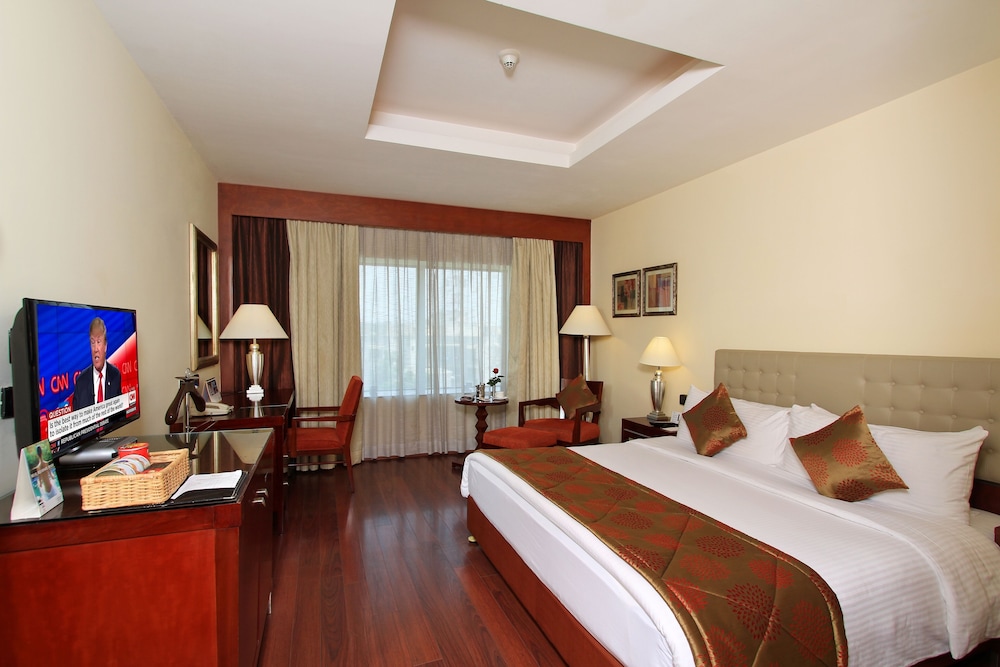 Forty Club, Queen Bed