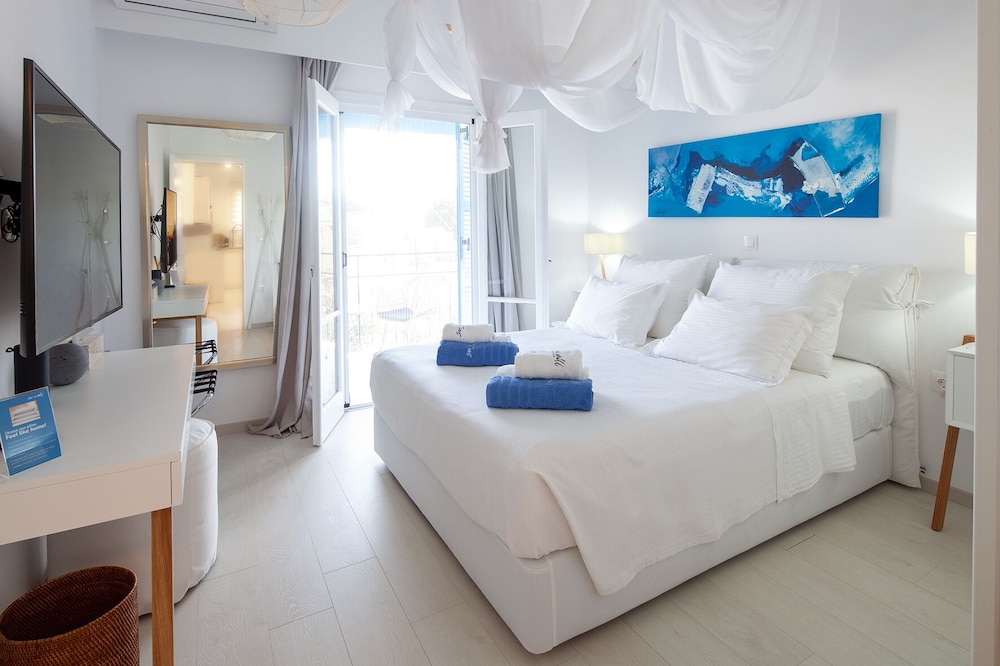 1 BEDROOM, EXCLUSIVE, STUDIO, SUITE, GARDEN VIEW