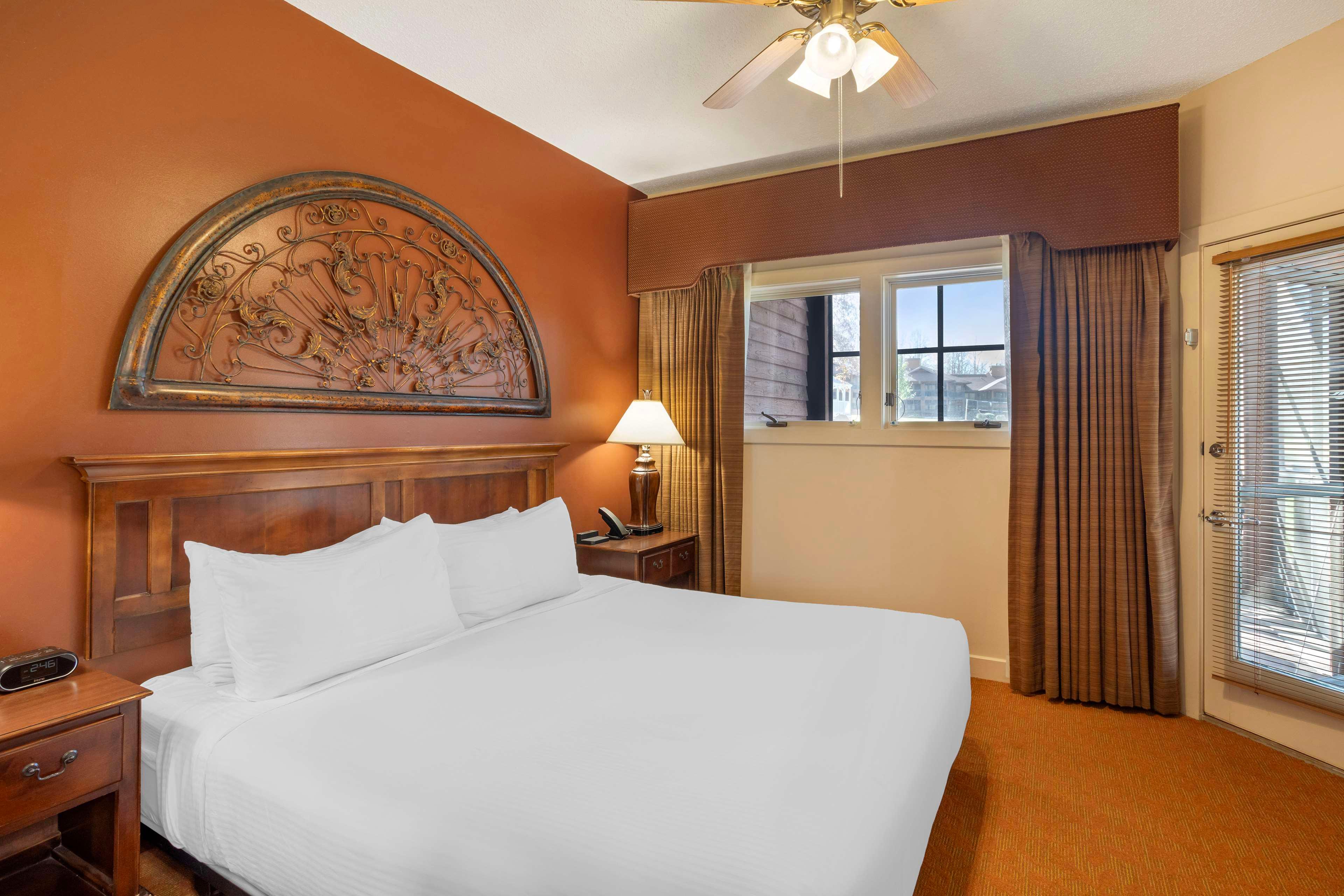 1 BEDROOM, PLUS, SUITE, KING BED, SOFA