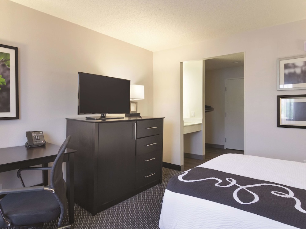 La Quinta Inn & Suites by Wyndham Cleveland - Airport North 17/44