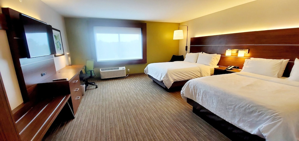 Standard, 2 Queen Beds, Extra Floor Space