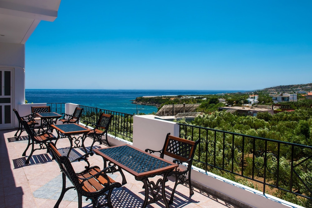Elenas Beach Garden 14/16