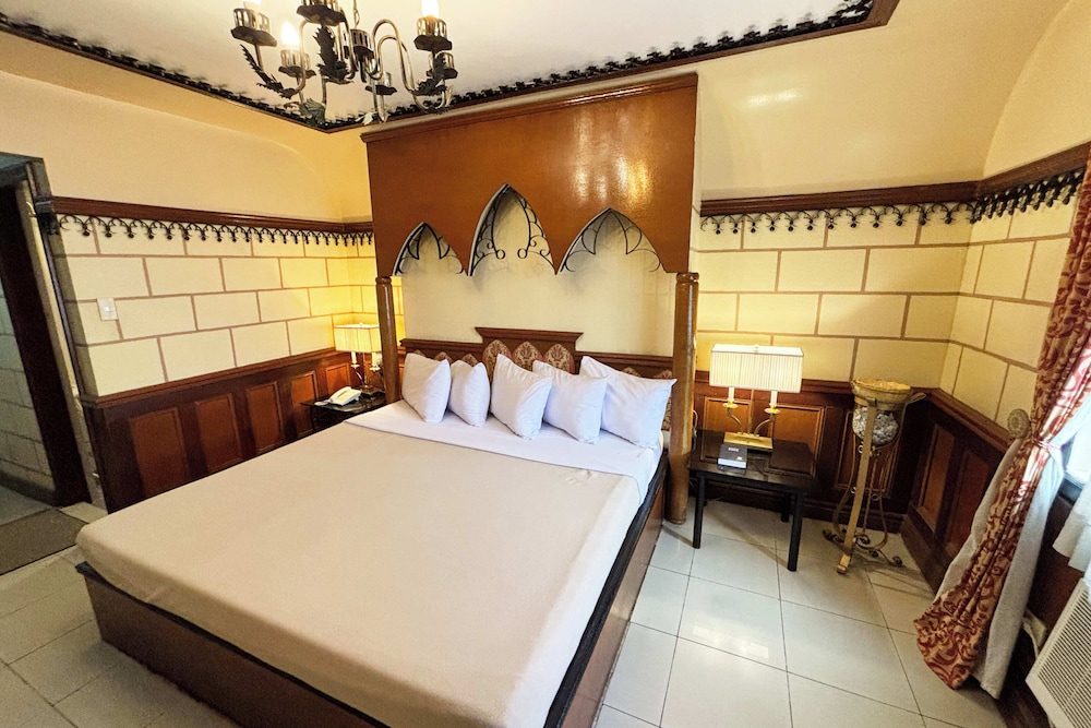EXECUTIVE, SUITE