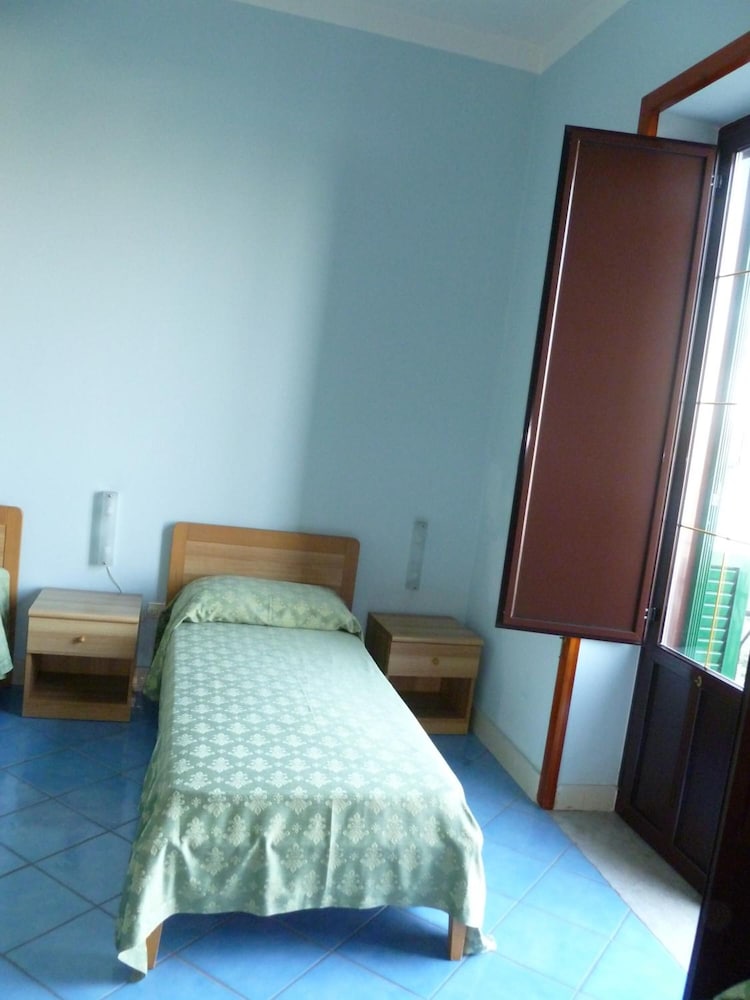 ROOM, SINGLE, SINGLE BED
