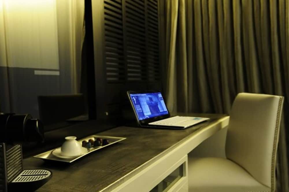 1828 Smart Hotel 8/69