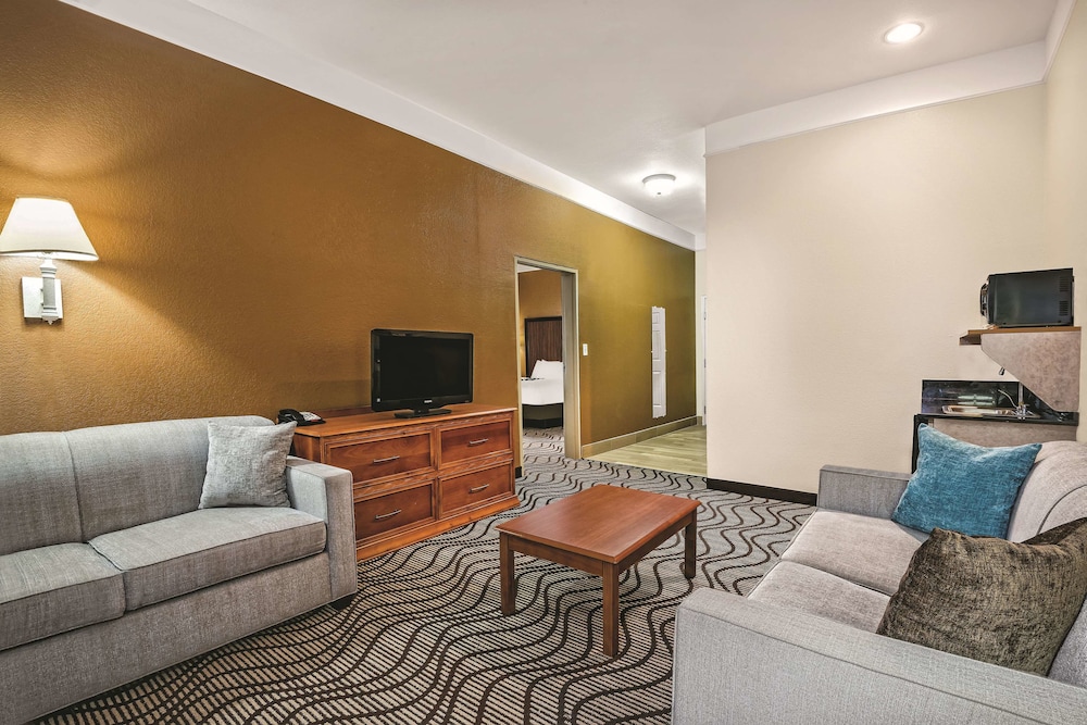 La Quinta Inn & Suites by Wyndham San Antonio N Stone Oak 13/24
