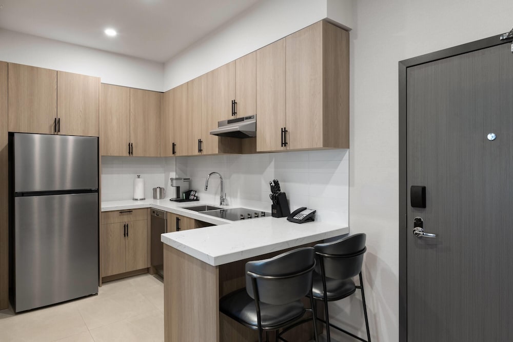 La Quinta Inn & Suites by Wyndham Kelowna BC 42/51