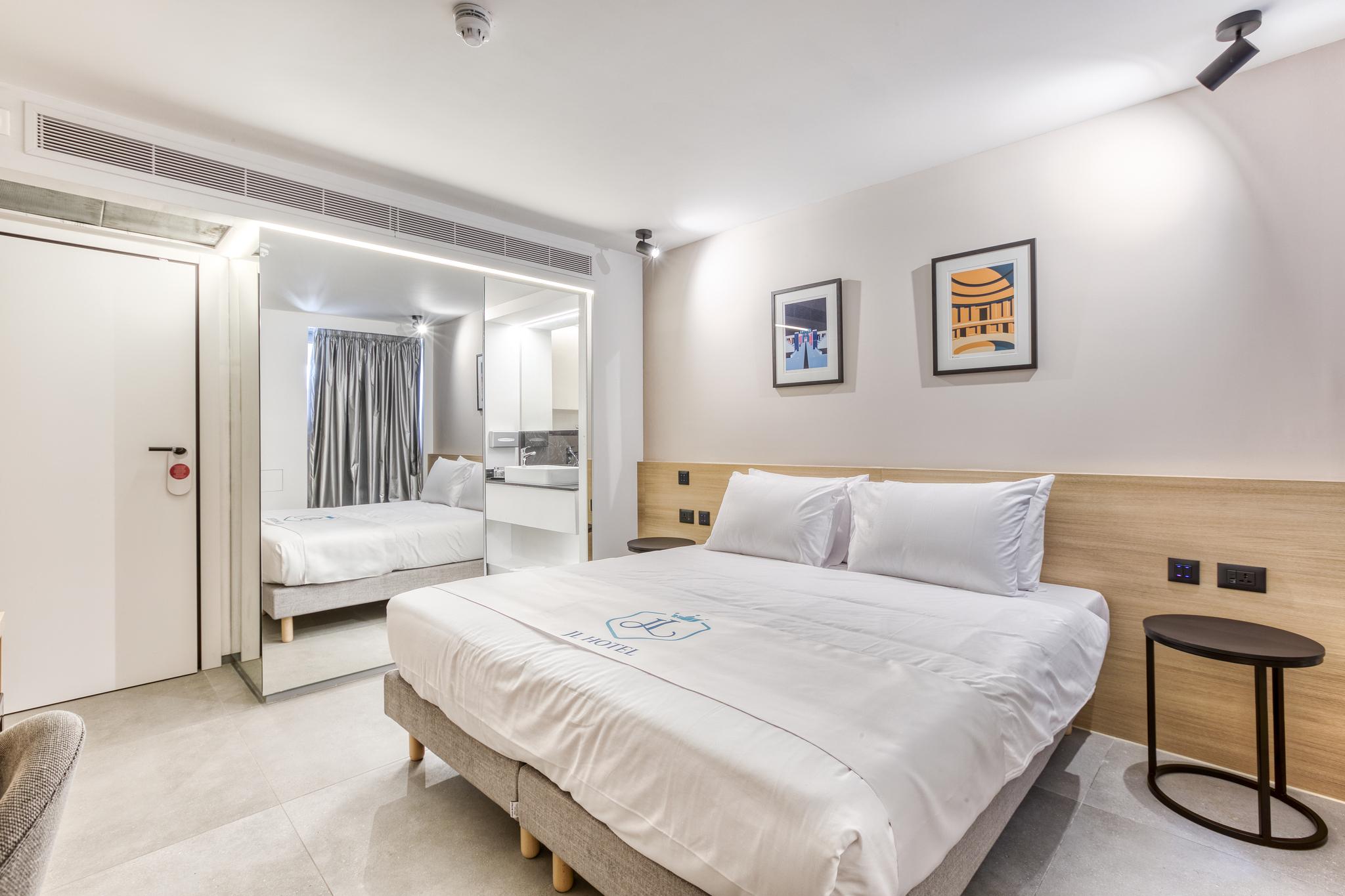 Room, Double or Twin Bed