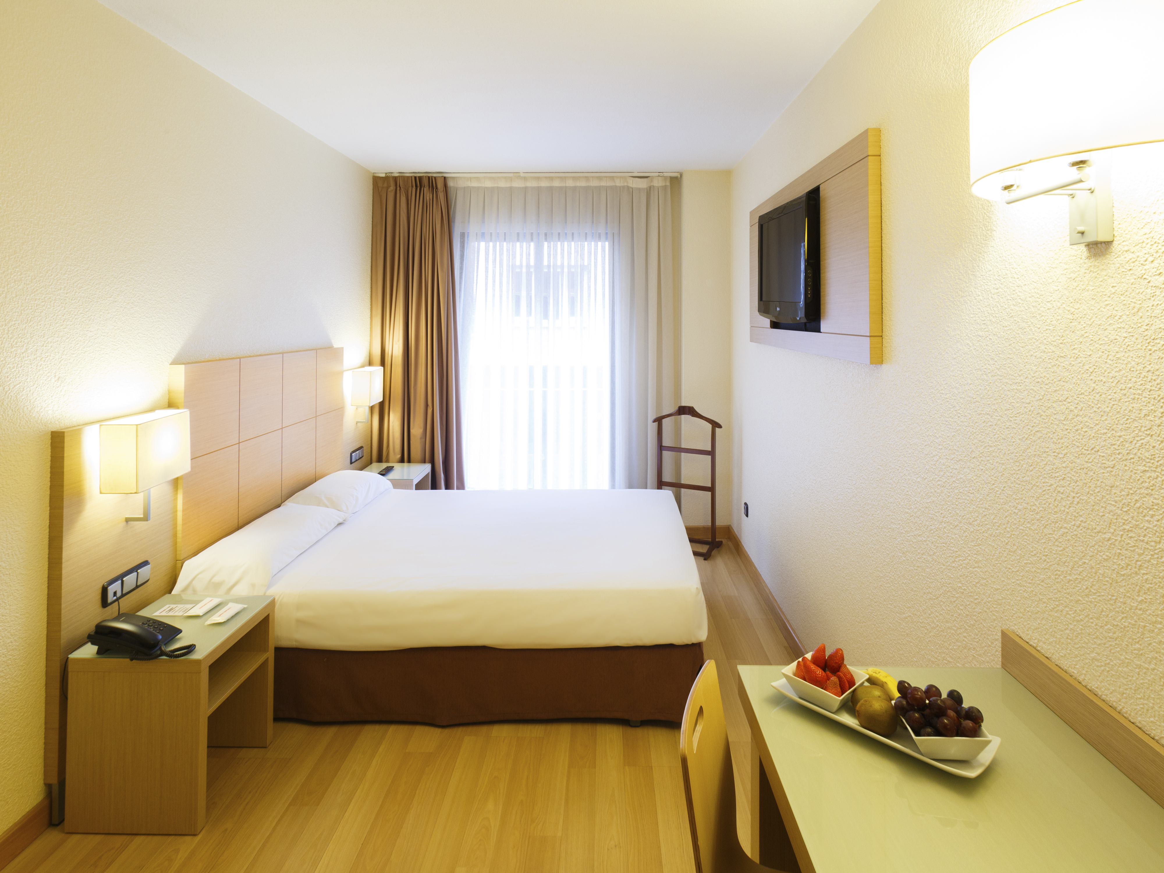 Room, Double Bed, Condes de Haro 2/4