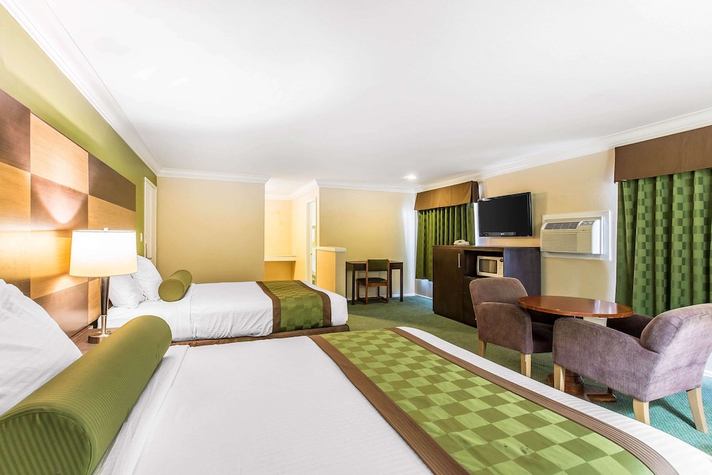 Rodeway Inn & Suites Canyon Lake Menifee West 35/62