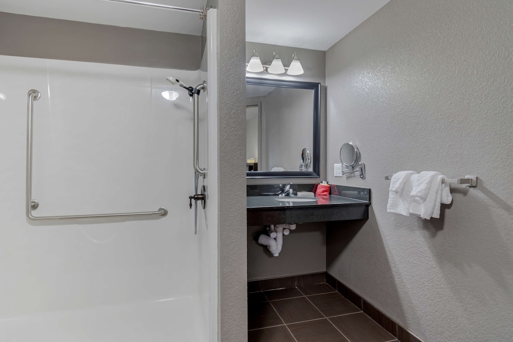 غرفة قياسية بسرير كوين مع أريكة لذوي الإعاقة، Best Western Plus Eastgate Inn Suites 5/5