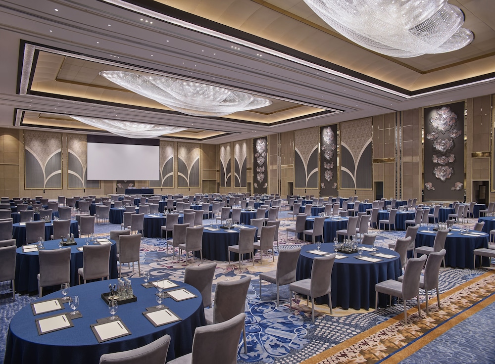 Shangri La At the Fort Manila 98/111