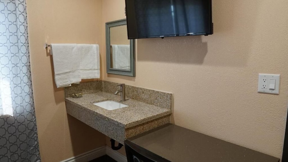 Holly Crest Hotel - Los Angeles, LAX Airport 25/26