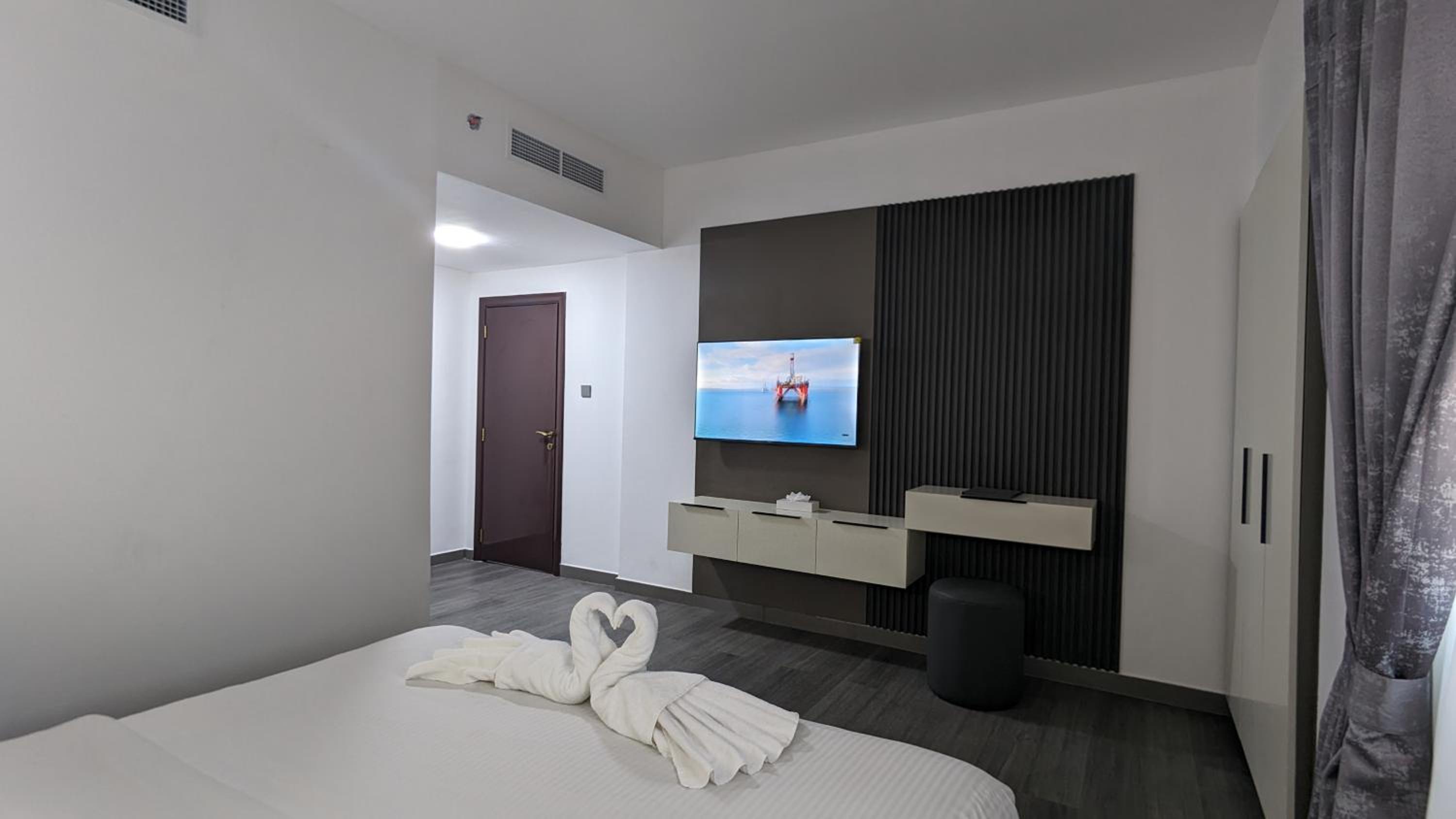 1 BEDROOM, SUITE