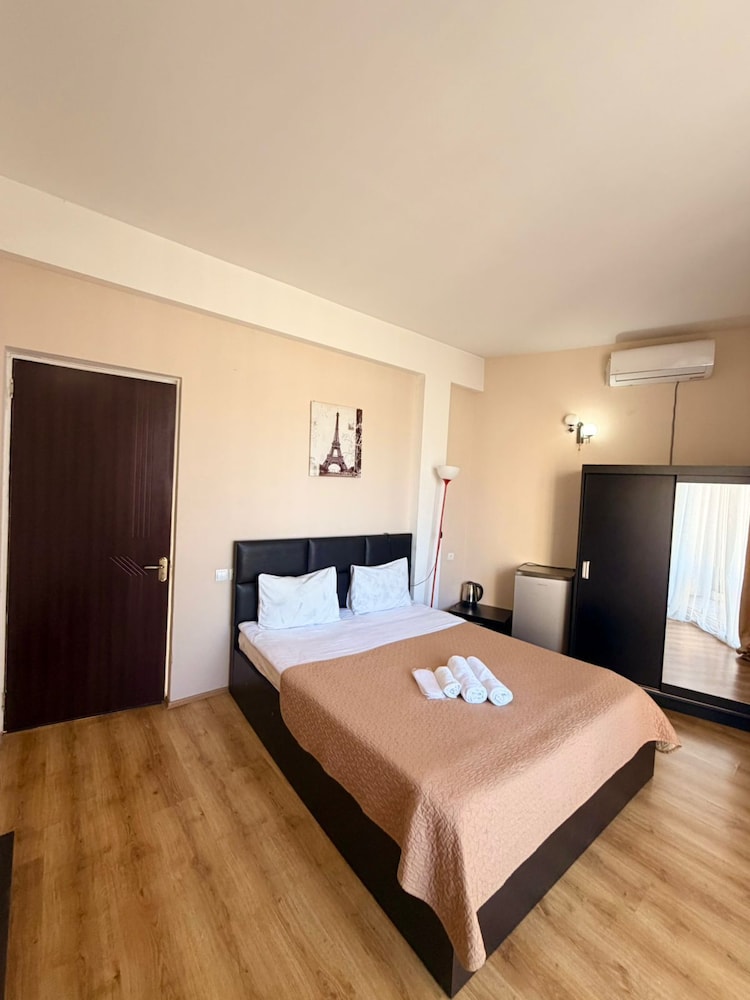 Qeroli Hotel 17/50