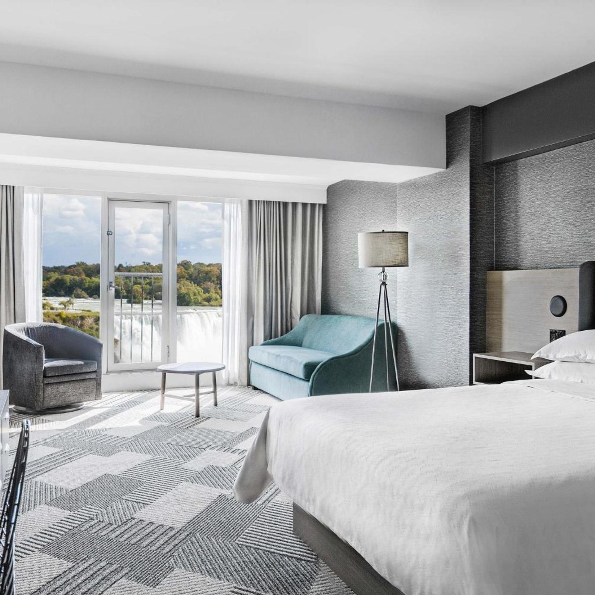 Guest Room, King Bed, Falls View, Hot Tub، Sheraton Fallsview Hotel 2/5