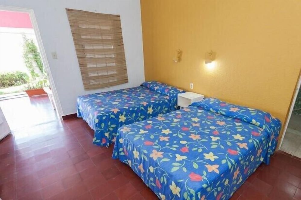 Los Flamingos Hotel 6/47