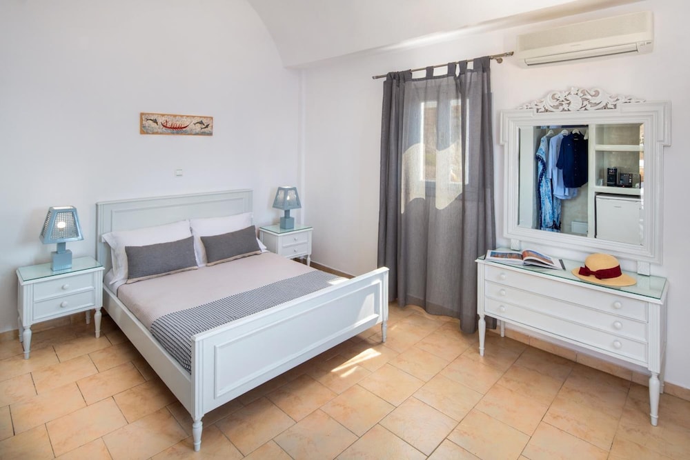 Akrotiri Hotel 1/50